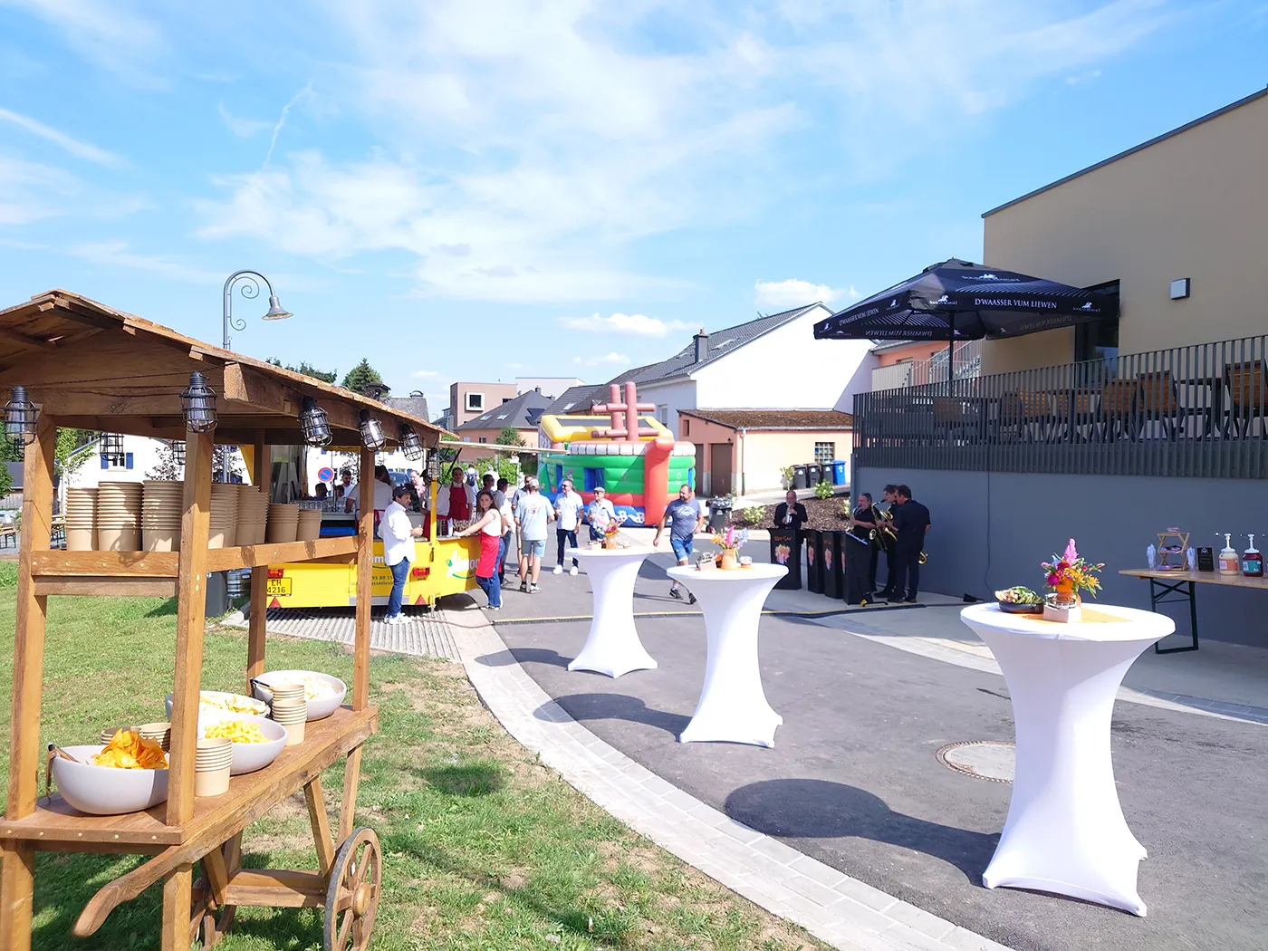 Photo du batiment depuis le chemin